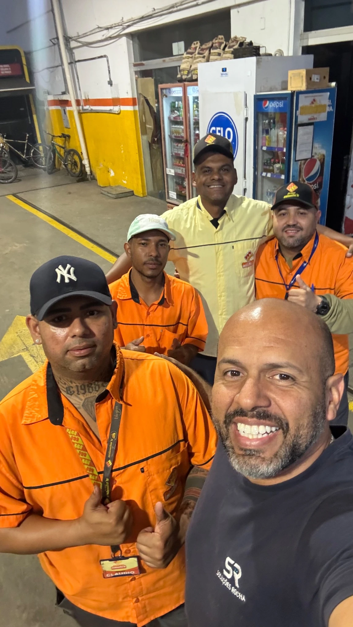 Jonathan Rocha com uma equipe de profissionais em um posto de combustíveis